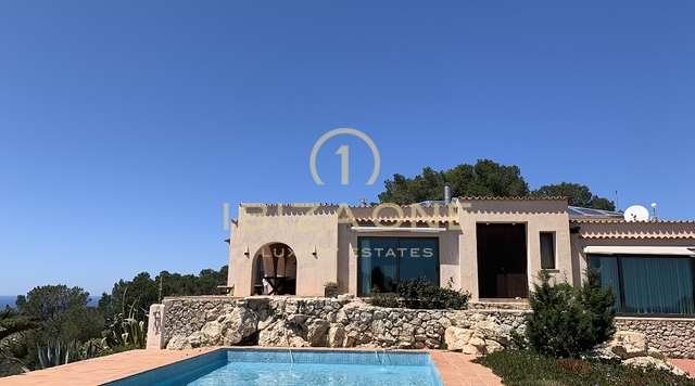 Majestuosa propiedad con vista al mar en las rocas de Es Vedra con una casa principal y una casa de huéspedes en venta
