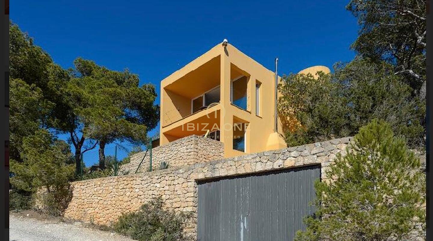 Maestosa proprietà vista mare sulle rocce di Es Vedra con una casa principale e una pensione in vendita