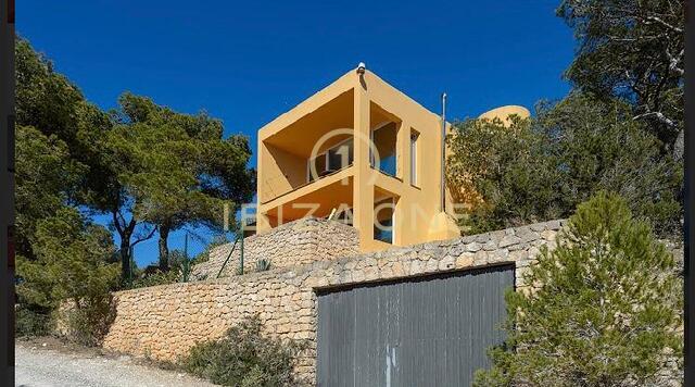 Majestuosa propiedad con vista al mar en las rocas de Es Vedra con una casa principal y una casa de huéspedes en venta