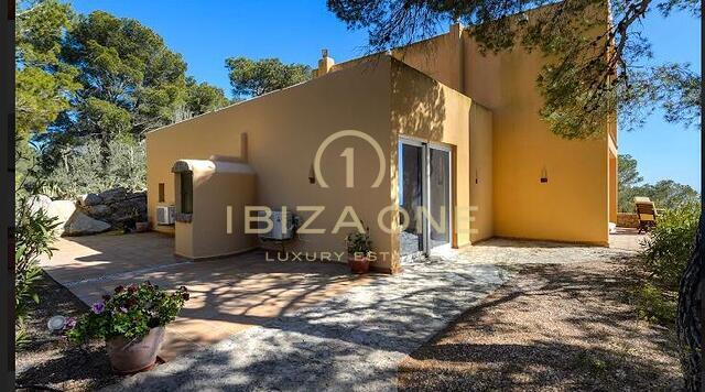 Majestuosa propiedad con vista al mar en las rocas de Es Vedra con una casa principal y una casa de huéspedes en venta