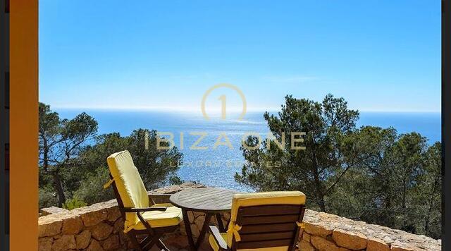 Majestuosa propiedad con vista al mar en las rocas de Es Vedra con una casa principal y una casa de huéspedes en venta