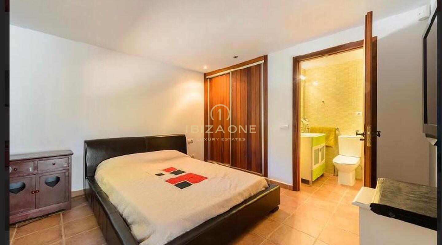 Majestuosa propiedad con vista al mar en las rocas de Es Vedra con una casa principal y una casa de huéspedes en venta