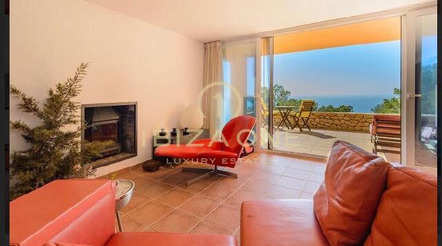 Majestuosa propiedad con vista al mar en las rocas de Es Vedra con una casa principal y una casa de huéspedes en venta