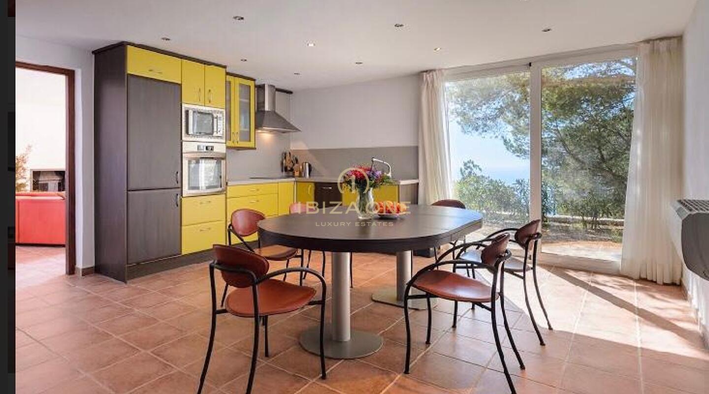 Majestuosa propiedad con vista al mar en las rocas de Es Vedra con una casa principal y una casa de huéspedes en venta