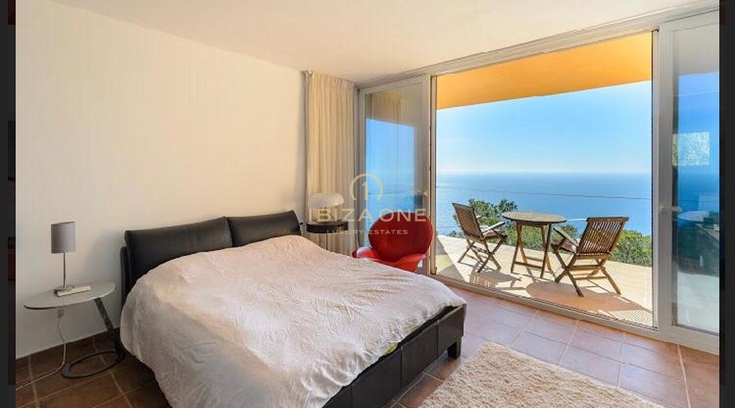 Majestuosa propiedad con vista al mar en las rocas de Es Vedra con una casa principal y una casa de huéspedes en venta