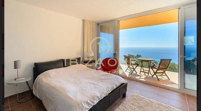 Majestuosa propiedad con vista al mar en las rocas de Es Vedra con una casa principal y una casa de huéspedes en venta