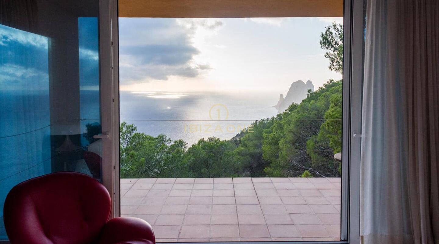 Maestosa proprietà vista mare sulle rocce di Es Vedra con una casa principale e una pensione in vendita