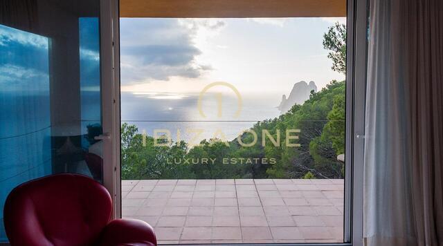 Majestuosa propiedad con vista al mar en las rocas de Es Vedra con una casa principal y una casa de huéspedes en venta