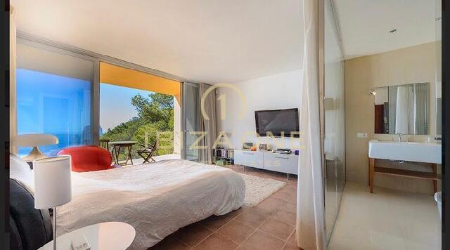 Majestuosa propiedad con vista al mar en las rocas de Es Vedra con una casa principal y una casa de huéspedes en venta