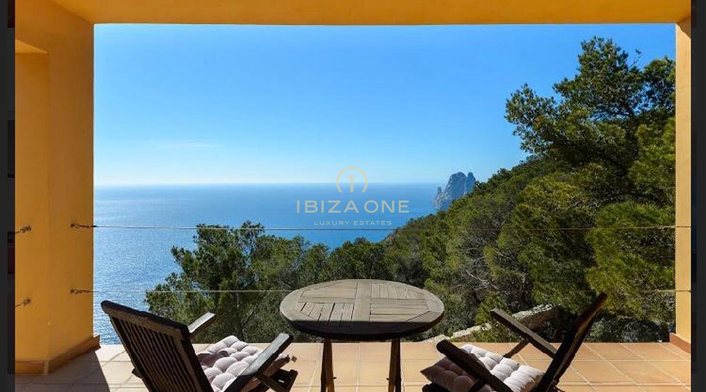Majestuosa propiedad con vista al mar en las rocas de Es Vedra con una casa principal y una casa de huéspedes en venta