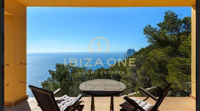 Majestuosa propiedad con vista al mar en las rocas de Es Vedra con una casa principal y una casa de huéspedes en venta