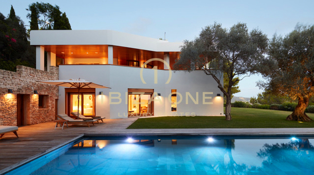 Luxury property in a great location with sea views for sale