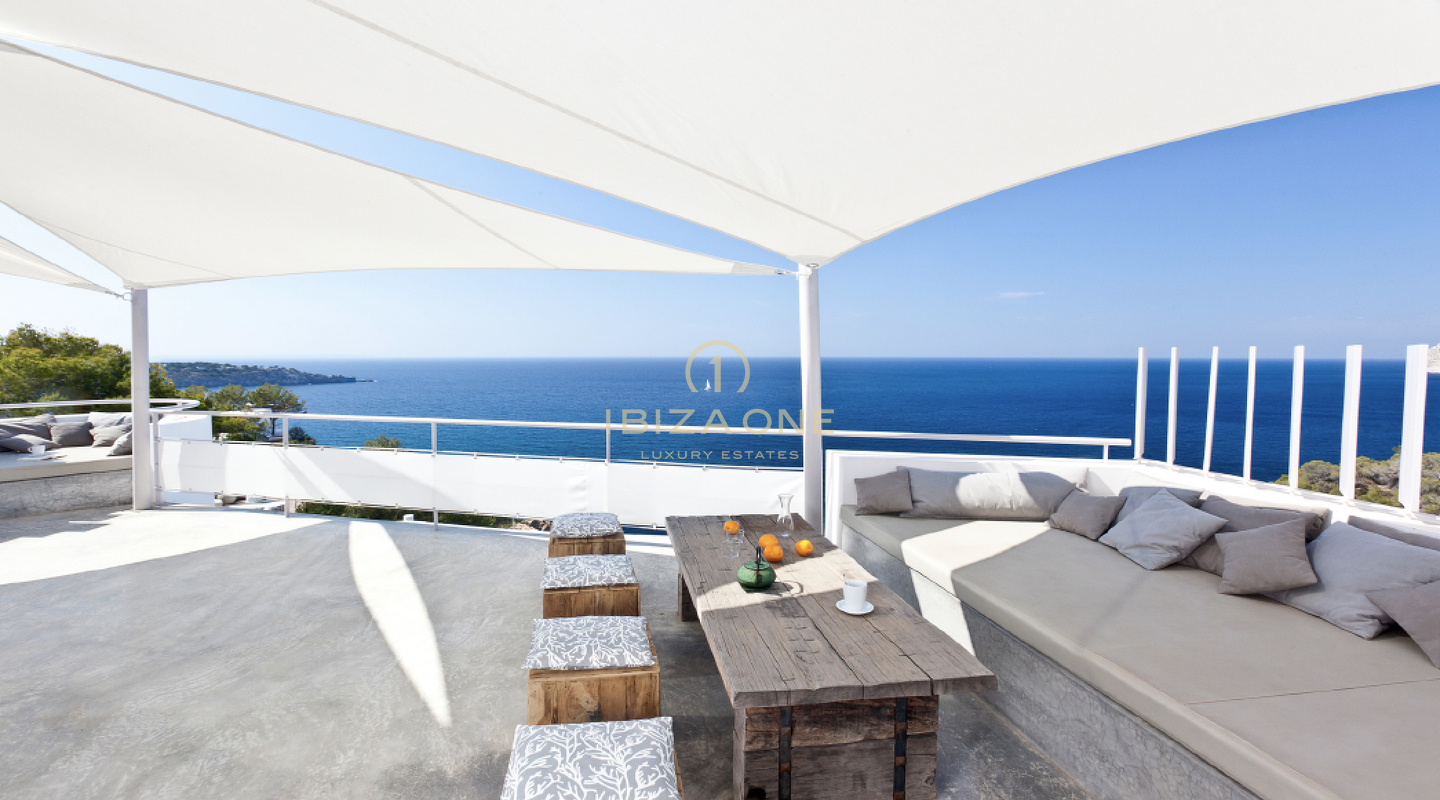 Spectaculaire villa op Ibiza met open zeezicht en toeristenvergunning in de buurt van Es Cubells te koop