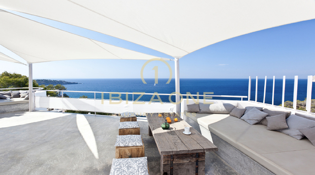 Spektakuläre Villa auf Ibiza mit Blick auf das offene Meer und touristischer Lizenz in der Nähe von Es Cubells zum Verkauf