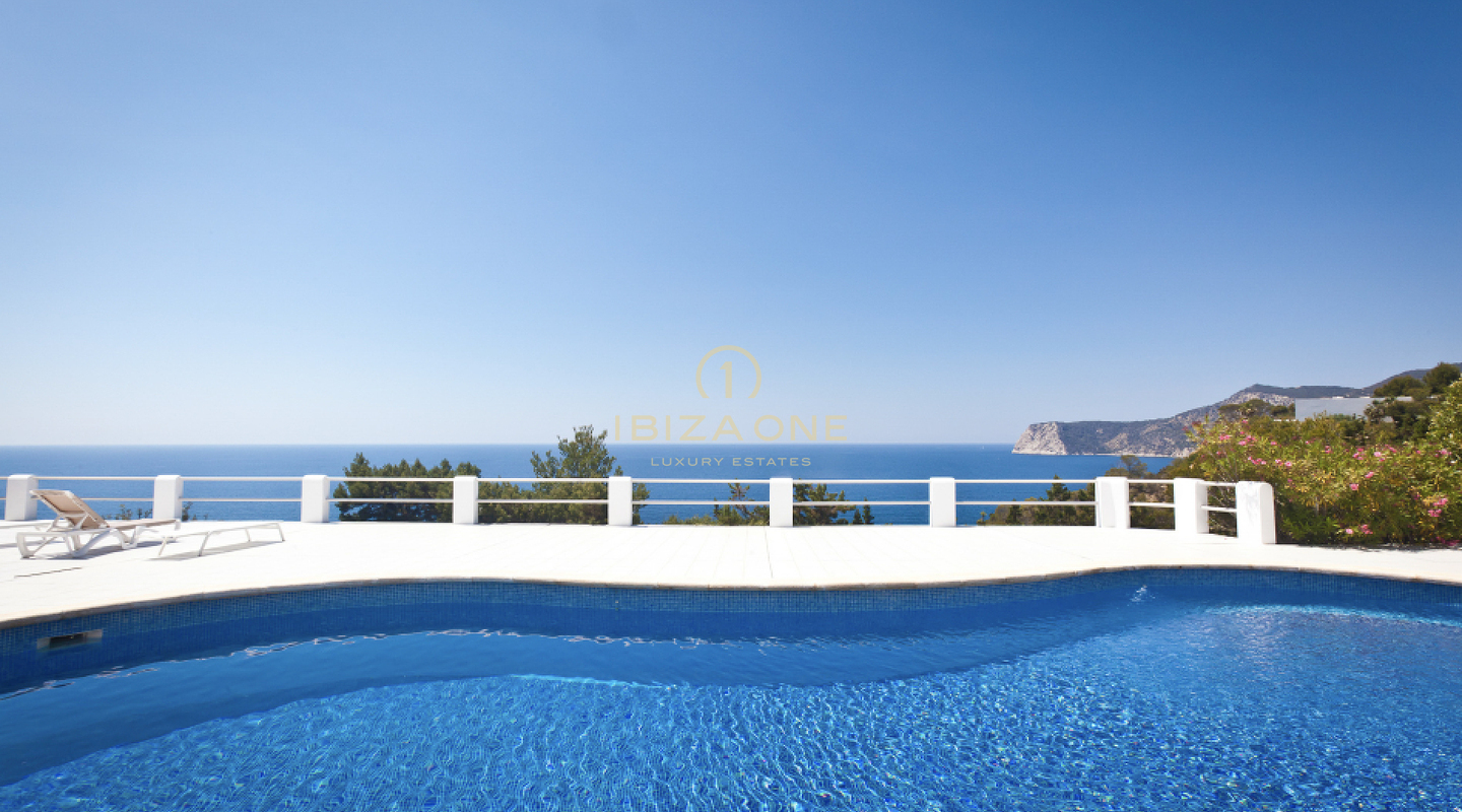 Spectaculaire villa op Ibiza met open zeezicht en toeristenvergunning in de buurt van Es Cubells te koop