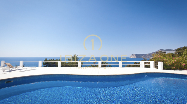 Espectacular villa en Ibiza con vistas abiertas al mar y licencia turística cerca de Es Cubells en venta