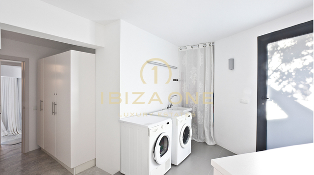 Spettacolare villa a Ibiza con vista sul mare aperto e licenza turistica vicino a Es Cubells in vendita