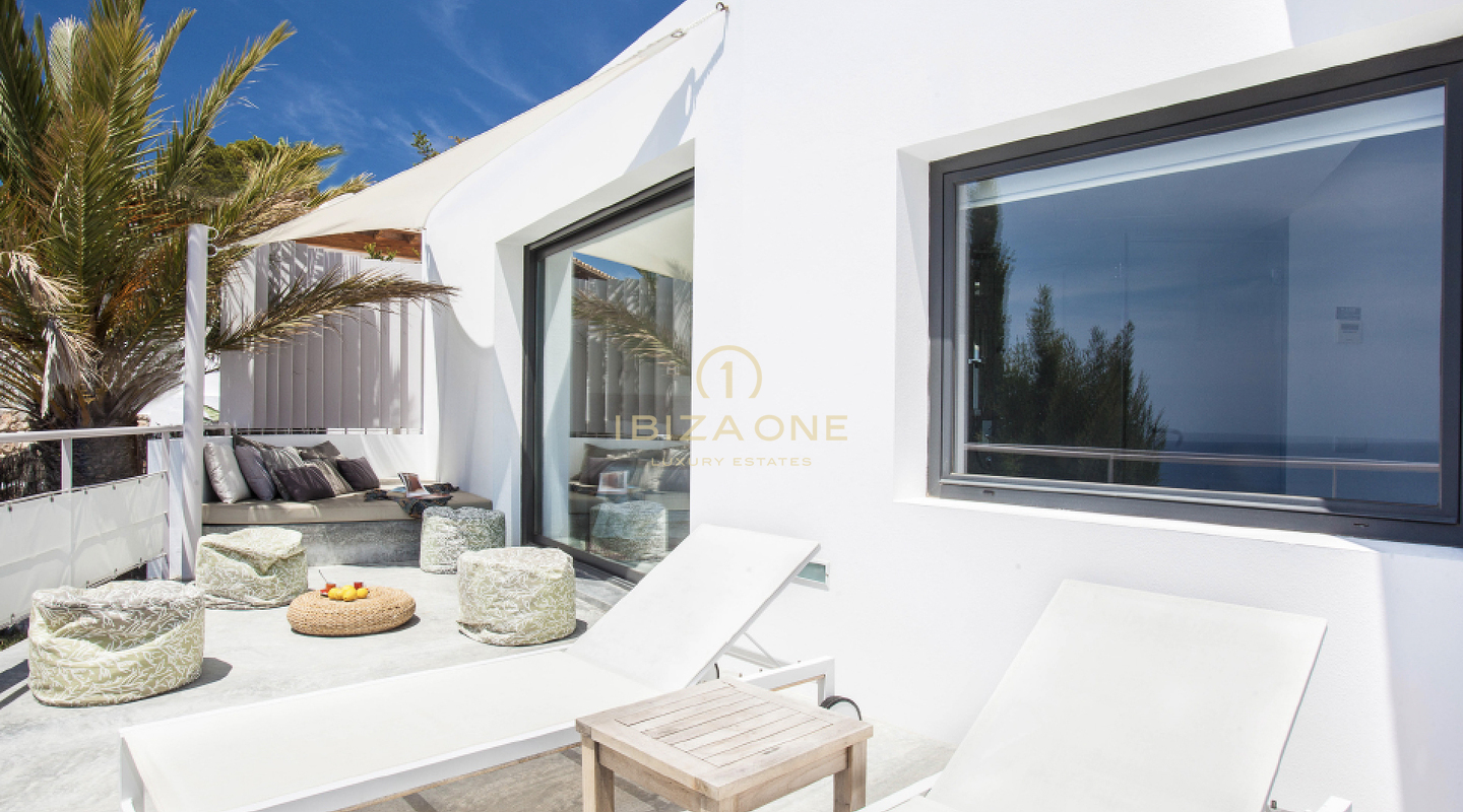Spectaculaire villa op Ibiza met open zeezicht en toeristenvergunning in de buurt van Es Cubells te koop