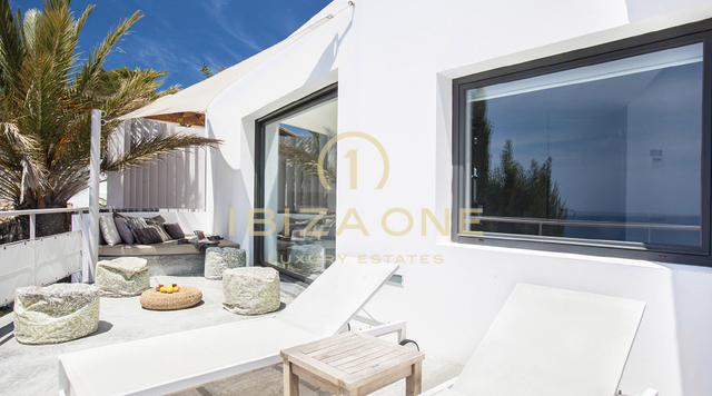 Spektakuläre Villa auf Ibiza mit Blick auf das offene Meer und touristischer Lizenz in der Nähe von Es Cubells zum Verkauf