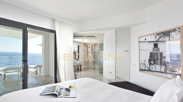 Villa spectaculaire à Ibiza avec vue sur la mer ouverte et licence touristique près d'Es Cubells à vendre