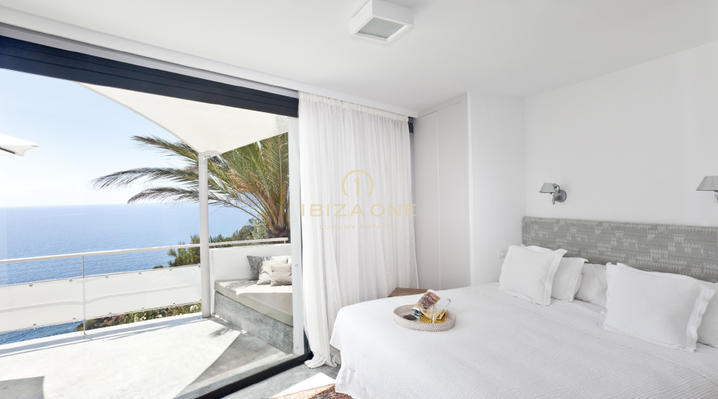 Spettacolare villa a Ibiza con vista sul mare aperto e licenza turistica vicino a Es Cubells in vendita