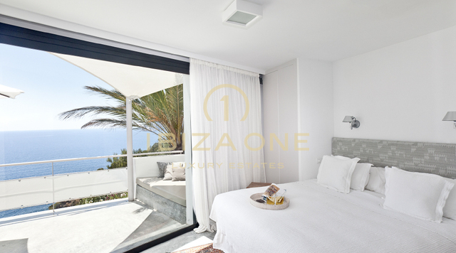 Spectaculaire villa op Ibiza met open zeezicht en toeristenvergunning in de buurt van Es Cubells te koop