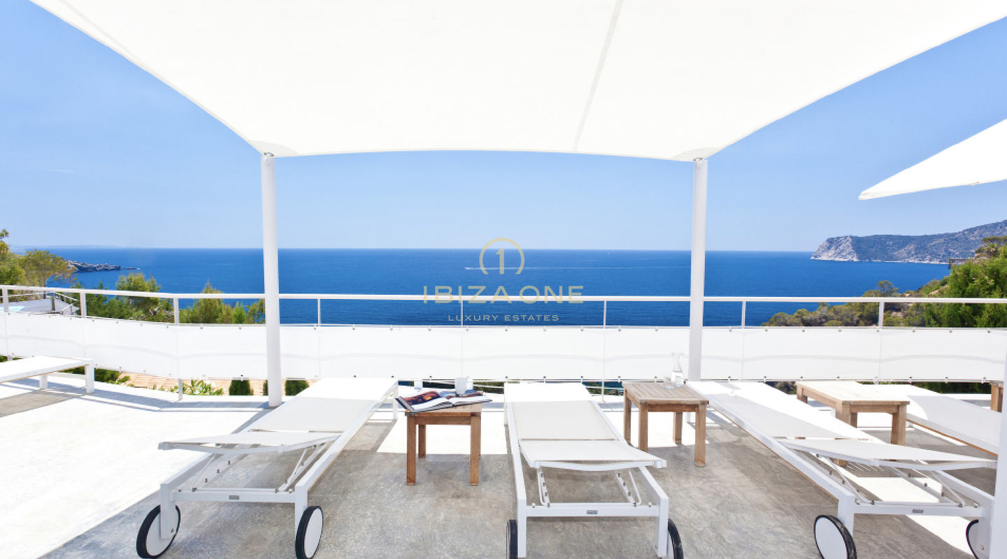 Spectaculaire villa op Ibiza met open zeezicht en toeristenvergunning in de buurt van Es Cubells te koop