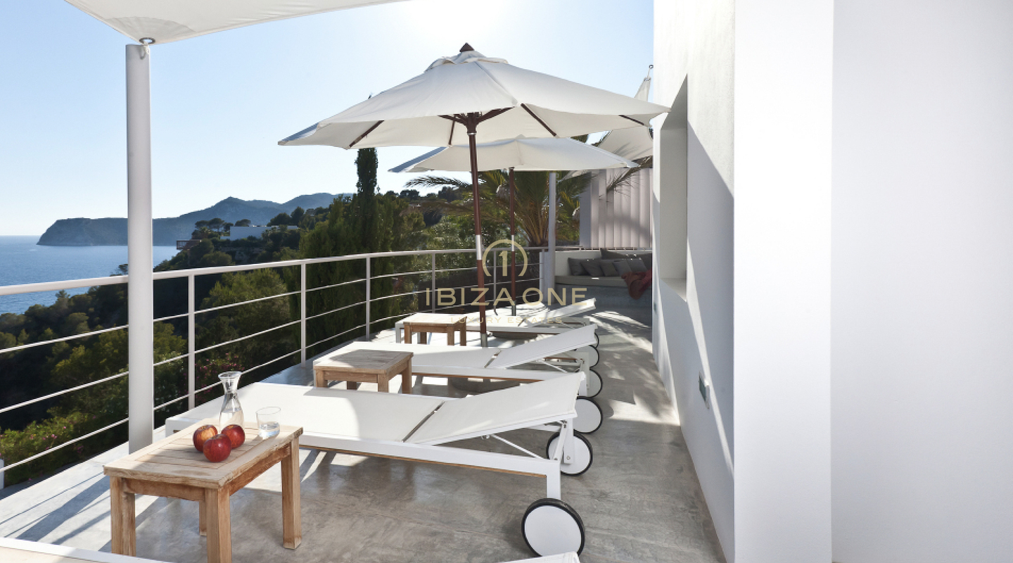 Spettacolare villa a Ibiza con vista sul mare aperto e licenza turistica vicino a Es Cubells in vendita