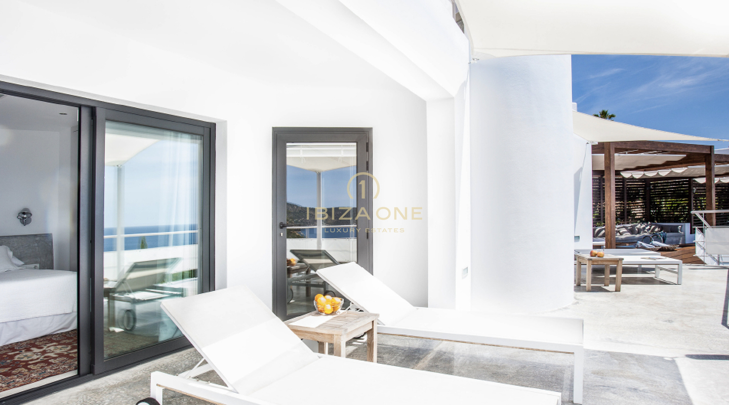Villa spectaculaire à Ibiza avec vue sur la mer ouverte et licence touristique près d'Es Cubells à vendre