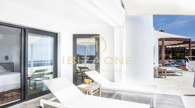 Espectacular villa en Ibiza con vistas abiertas al mar y licencia turística cerca de Es Cubells en venta