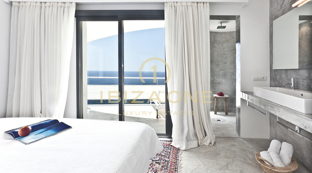 Espectacular villa en Ibiza con vistas abiertas al mar y licencia turística cerca de Es Cubells en venta