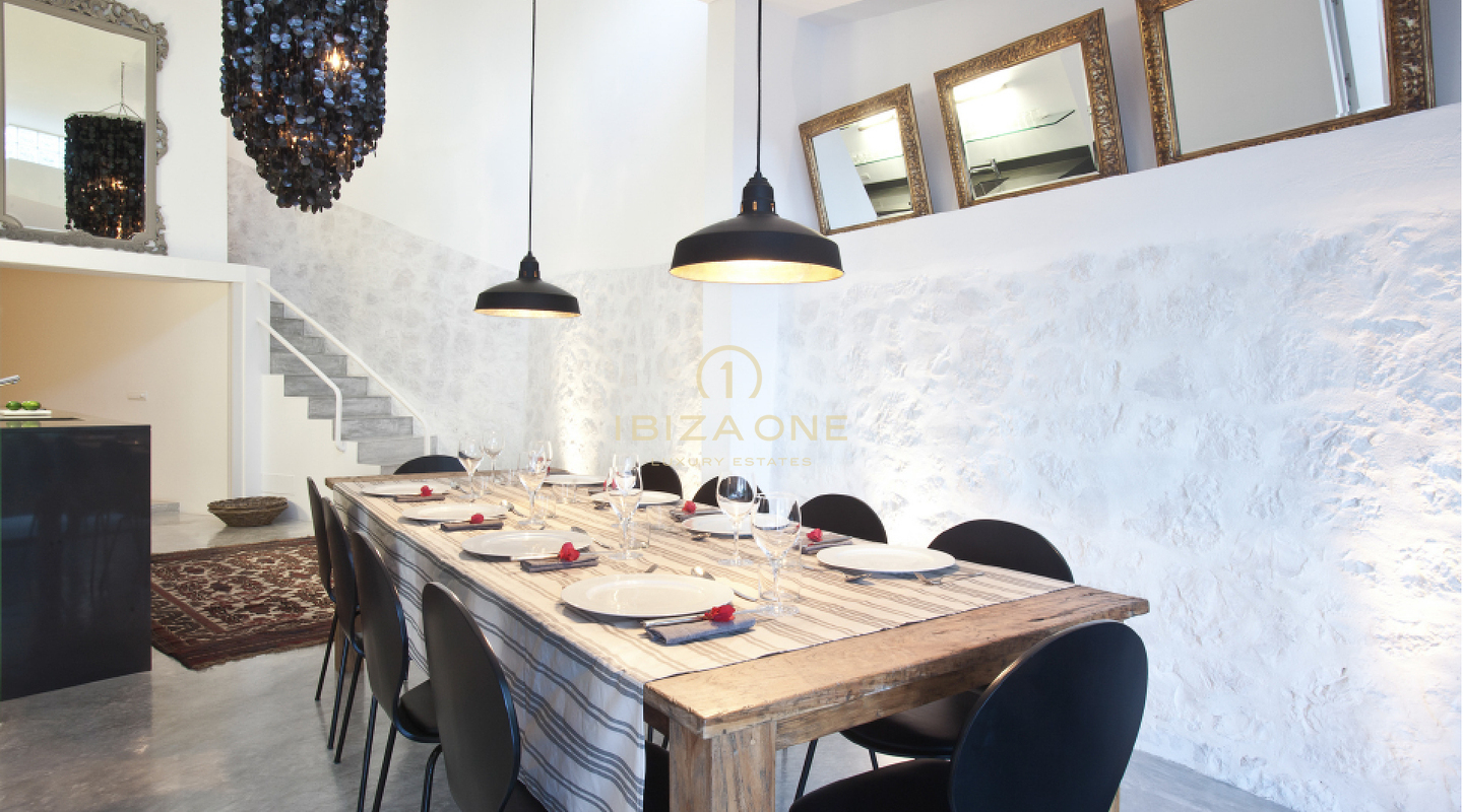 Spettacolare villa a Ibiza con vista sul mare aperto e licenza turistica vicino a Es Cubells in vendita