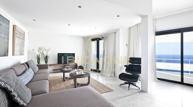 Espectacular villa en Ibiza con vistas abiertas al mar y licencia turística cerca de Es Cubells en venta