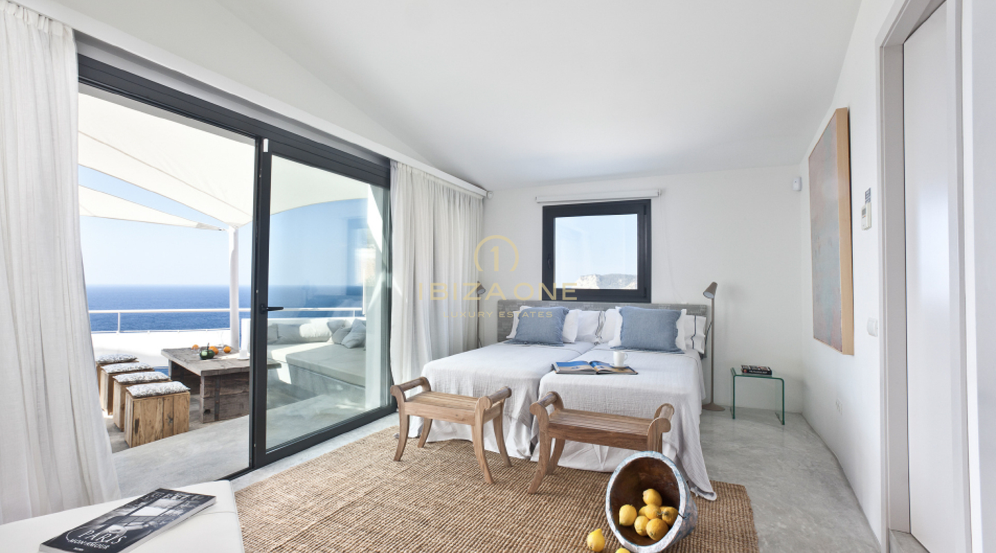 Villa spectaculaire à Ibiza avec vue sur la mer ouverte et licence touristique près d'Es Cubells à vendre