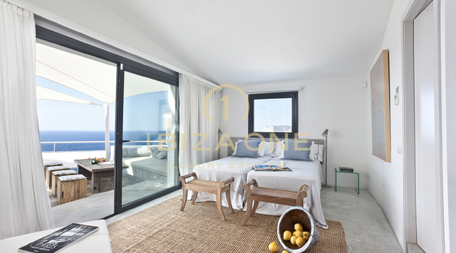 Villa spectaculaire à Ibiza avec vue sur la mer ouverte et licence touristique près d'Es Cubells à vendre