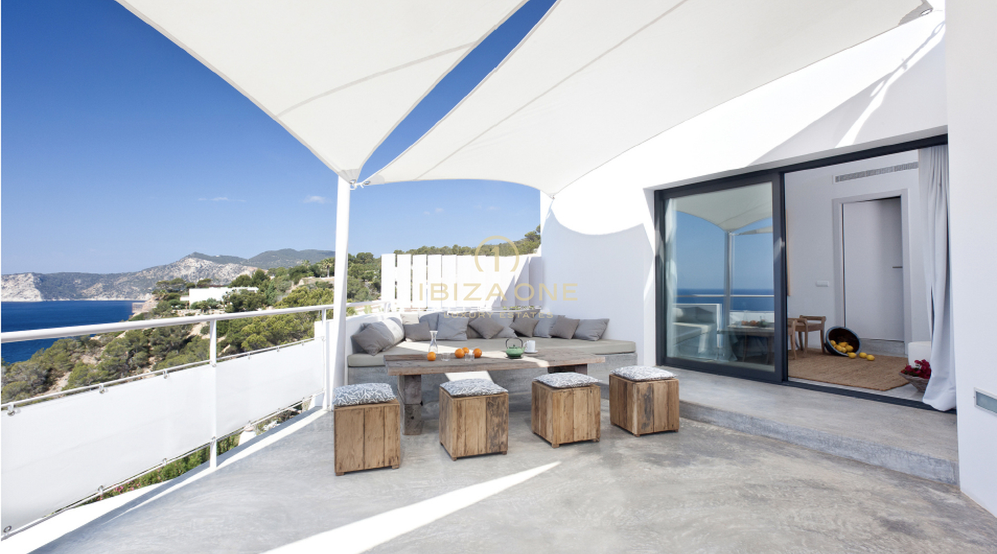 Spectaculaire villa op Ibiza met open zeezicht en toeristenvergunning in de buurt van Es Cubells te koop