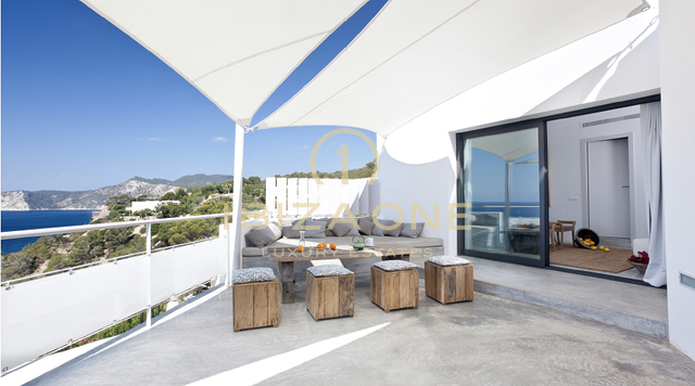 Spettacolare villa a Ibiza con vista sul mare aperto e licenza turistica vicino a Es Cubells in vendita