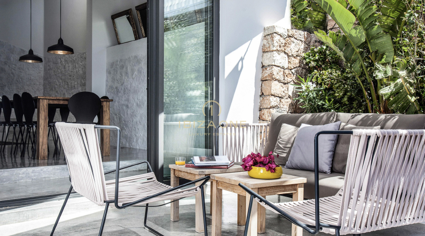 Spectaculaire villa op Ibiza met open zeezicht en toeristenvergunning in de buurt van Es Cubells te koop