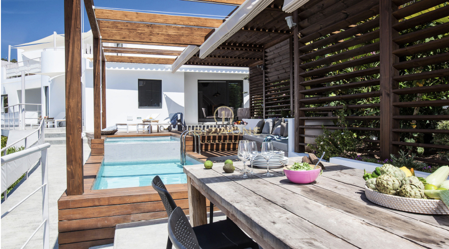 Spettacolare villa a Ibiza con vista sul mare aperto e licenza turistica vicino a Es Cubells in vendita