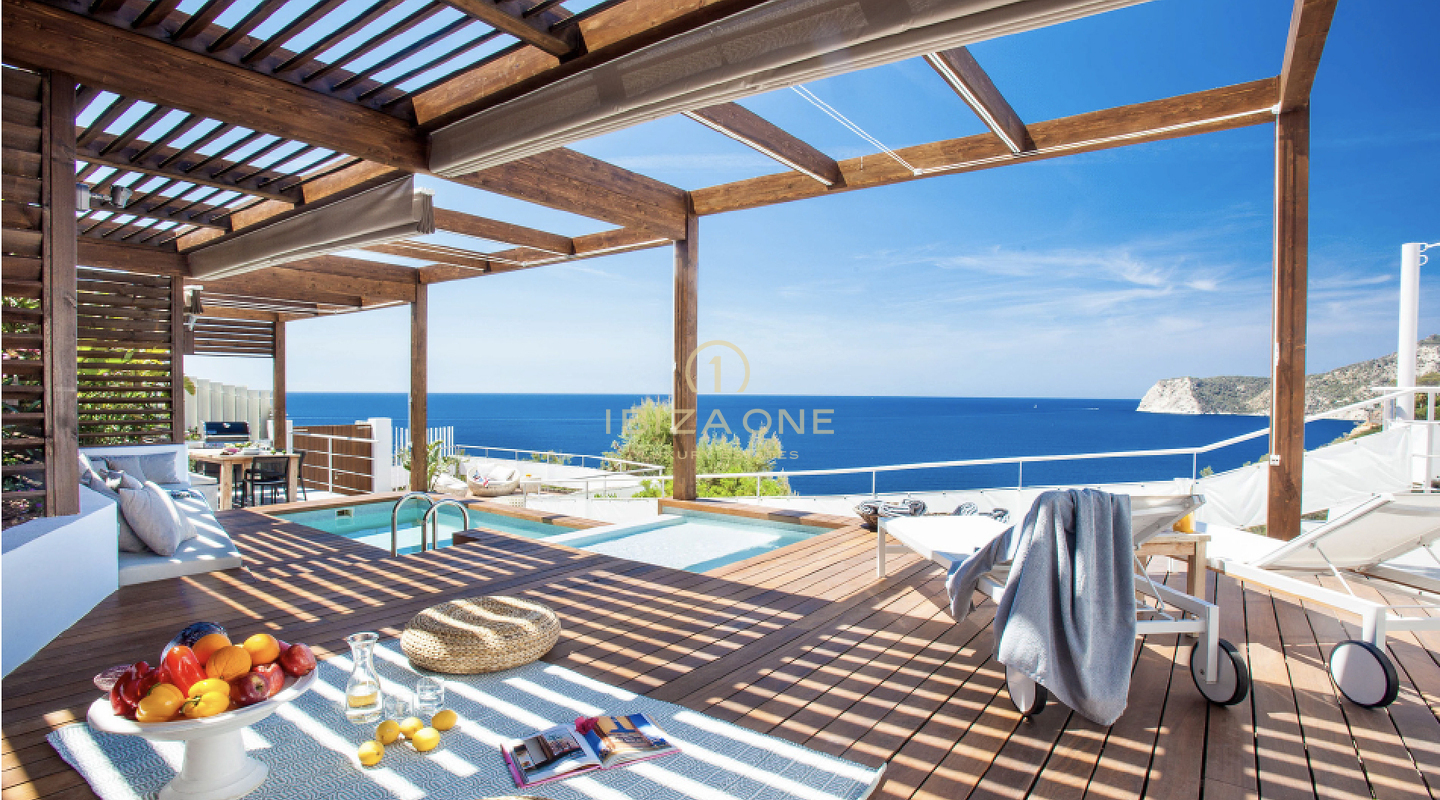 Spectaculaire villa op Ibiza met open zeezicht en toeristenvergunning in de buurt van Es Cubells te koop