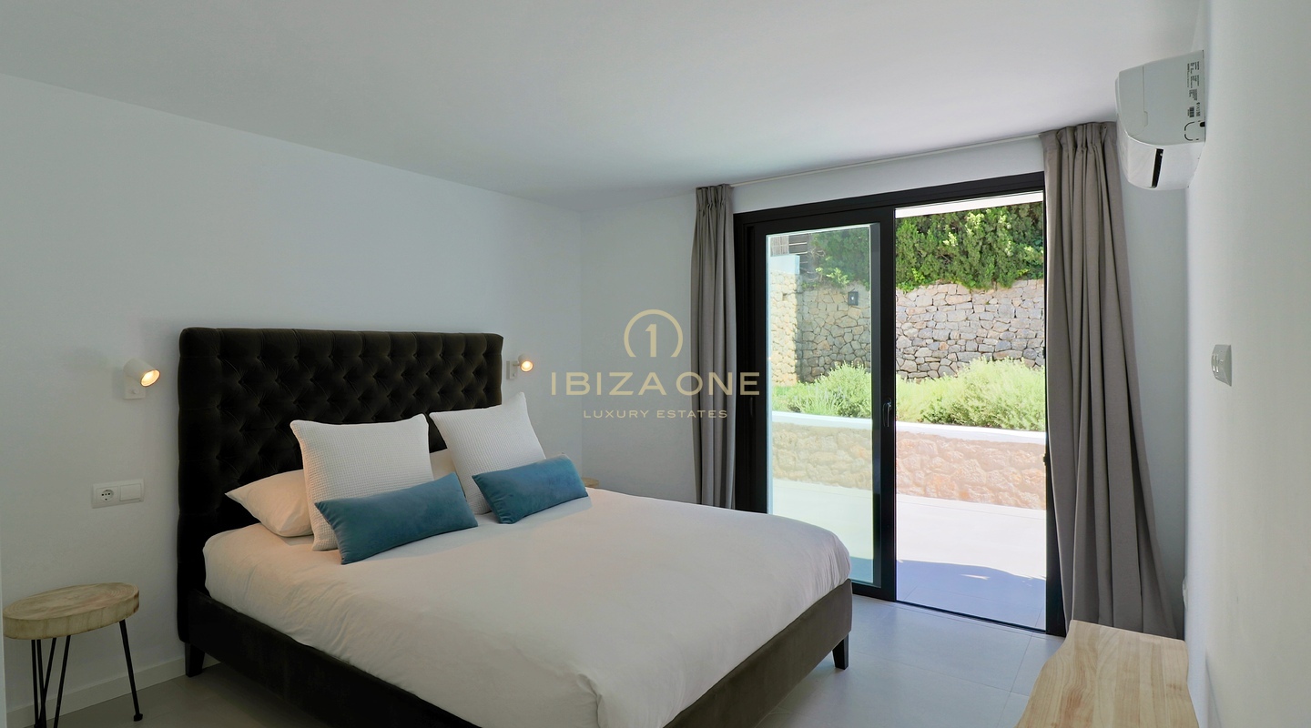 Villa de luxe moderne rénovée à Can Pep Simo avec vue à vendre, Ibiza