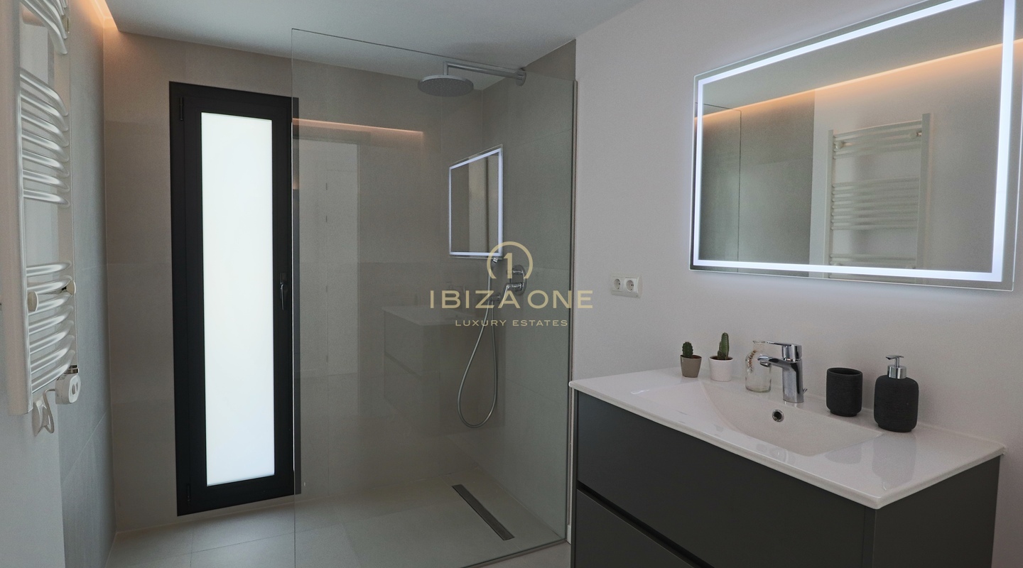 Villa de luxe moderne rénovée à Can Pep Simo avec vue à vendre, Ibiza