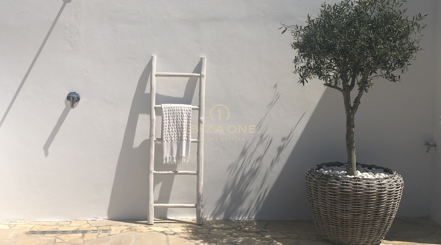 Villa de luxe moderne rénovée à Can Pep Simo avec vue à vendre, Ibiza