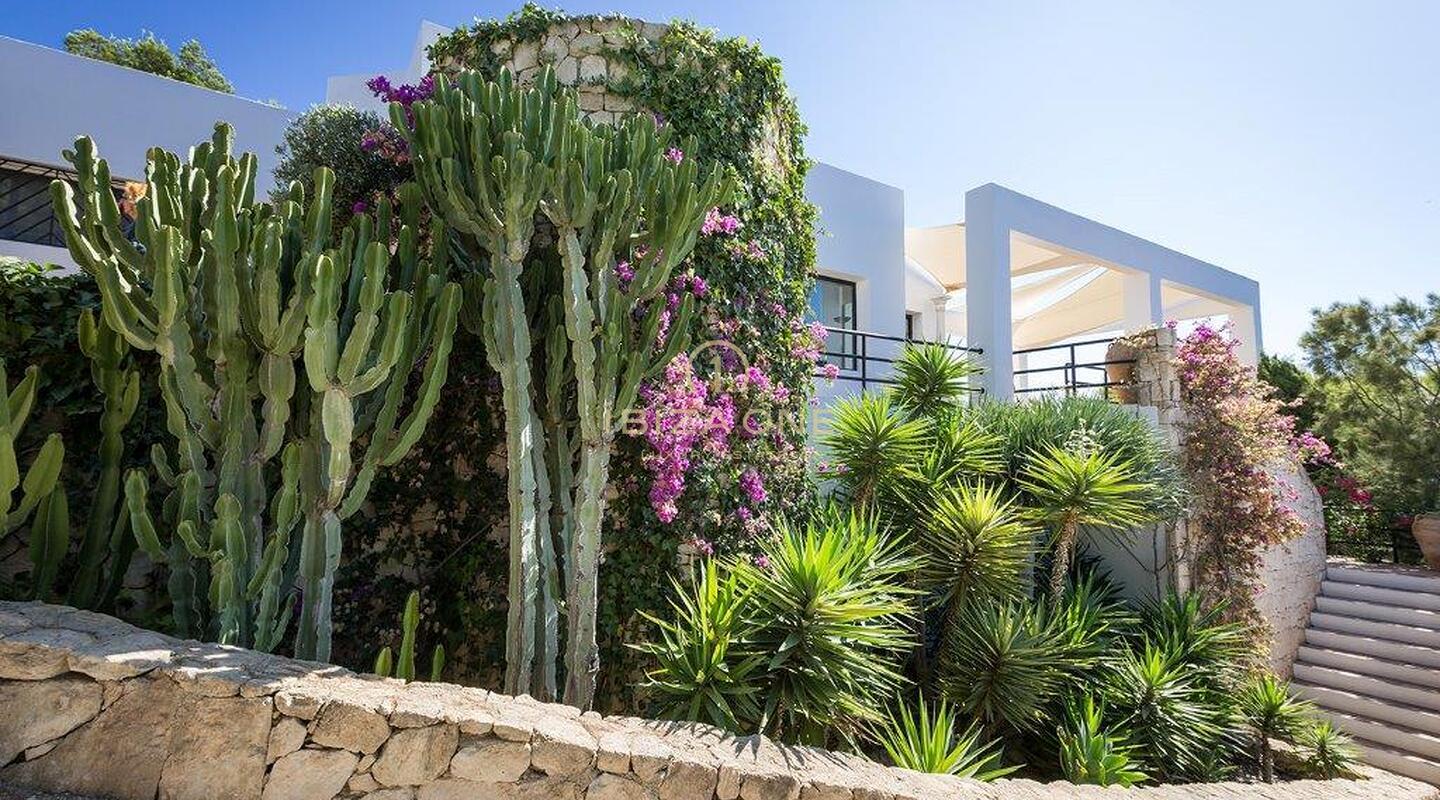 Moderna villa vista mare in ottima posizione in vendita