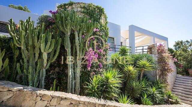 Moderna villa vista mare in ottima posizione in vendita