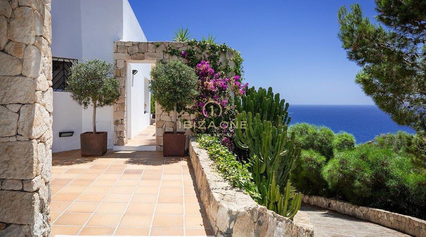 Villa moderne avec vue sur la mer dans un excellent emplacement à vendre