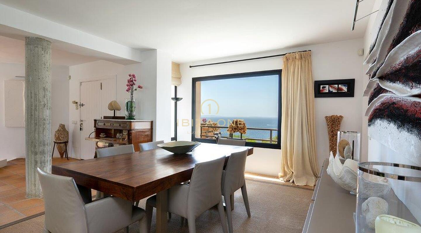 Villa moderne avec vue sur la mer dans un excellent emplacement à vendre