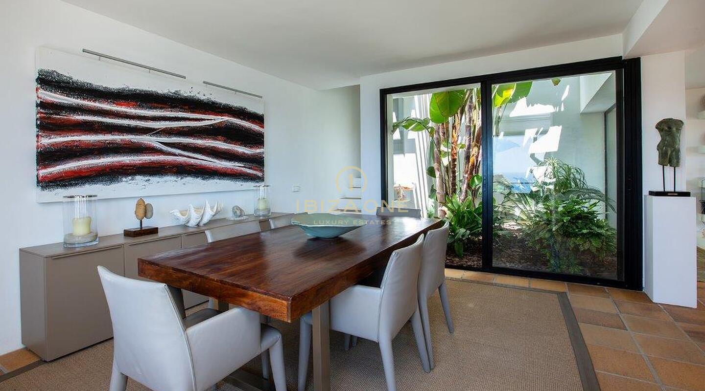 Villa moderna con vistas al mar en una excelente ubicación en venta