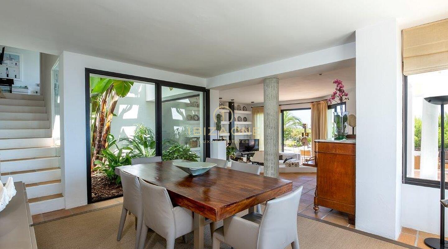 Moderne villa met zeezicht op een geweldige locatie te koop