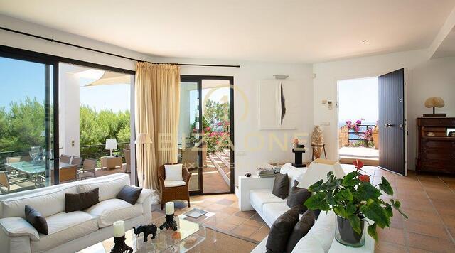 Villa moderna con vistas al mar en una excelente ubicación en venta